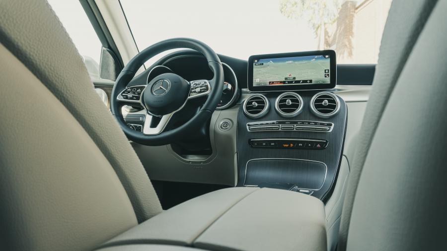 Интерьер Mercedes-Benz GLC300 (X253) 2019 года  (NA) (фото 23 из 33)